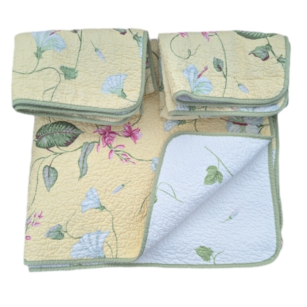 Queen Size Quilt / Blanket Set